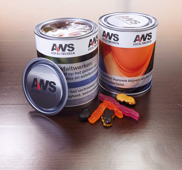 Blik met autodrop voor AWS Asfaltwerken